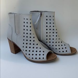 TOMS Majorca Dove Gray Peep Toe Booties - sz. 8.5
